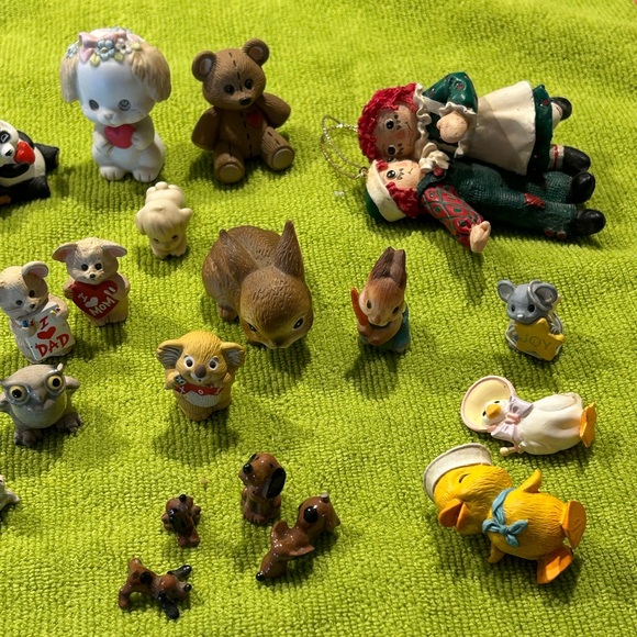 24 Hallmark small figurines for Valentine’s Day, Halloween and others. - Picture 2 of 11